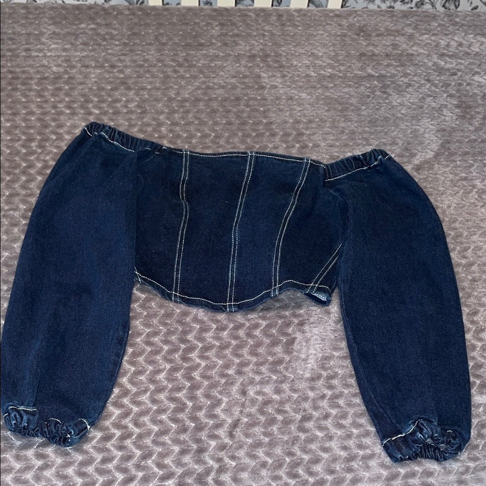 NWT Forever 21 Dark Denim Crop Top w White‎ piping.  Size Medium.  Long sleeve.